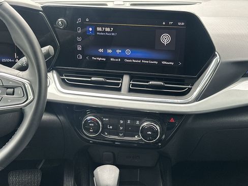 Used 2025 Chevrolet Trax LT w/ LT Convenience Package FWD image 25
