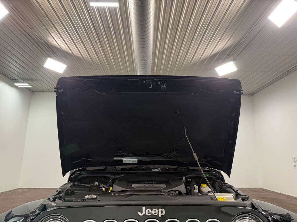 Used 2018 Jeep Wrangler Unlimited Sahara AWD/4WD image 86