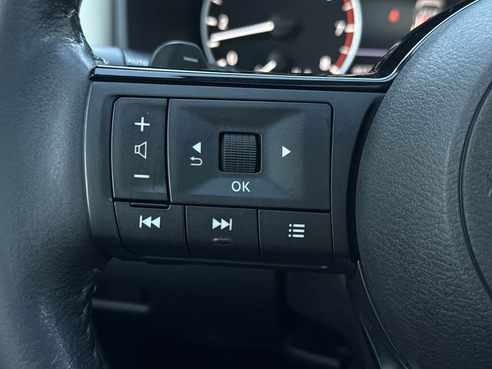 Used 2023 Nissan Rogue SV w/ SV Premium B Package FWD image 22