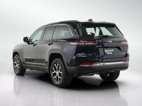 Used 2023 Jeep Grand Cherokee Limited w/ Trailer Tow Prep Group (B) AWD/4WD image 3