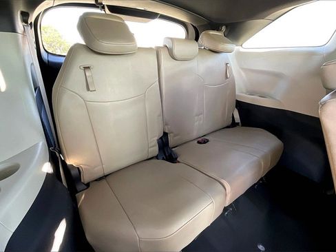 Used 2024 Toyota Sienna XLE image 33