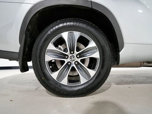 Used 2023 Toyota Highlander XLE image 37