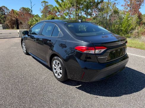 Used 2022 Toyota Corolla LE FWD image 3