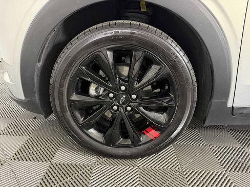 Used 2023 Chevrolet Bolt EUV LT w/ Convenience Package FWD image 9