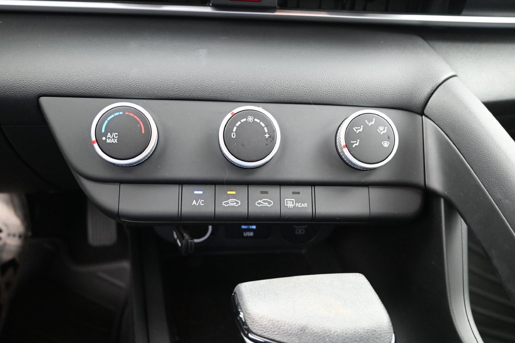 Used 2024 Hyundai Elantra SE FWD image 27