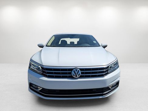 Used 2018 Volkswagen Passat 2.0T SE image 2