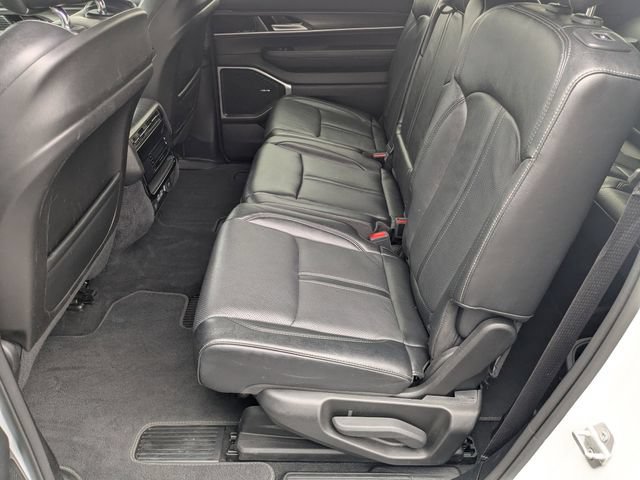 Used 2023 Jeep Wagoneer L Series III w/ Preferred Equipment Group AWD/4WD image 19