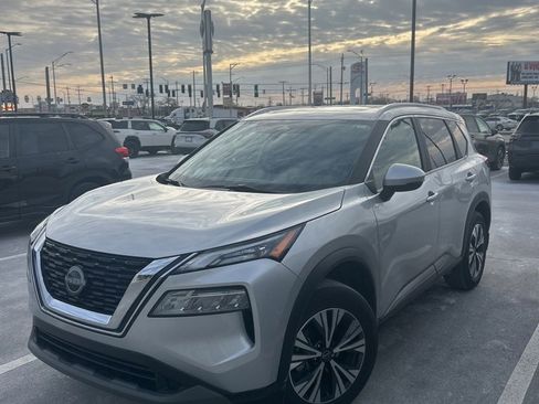 Used 2023 Nissan Rogue SV w/ SV Premium Package image 2