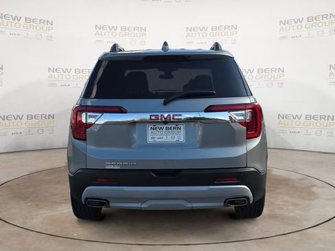 Used 2023 GMC Acadia SLE w/ Driver Convenience Package FWD image 4