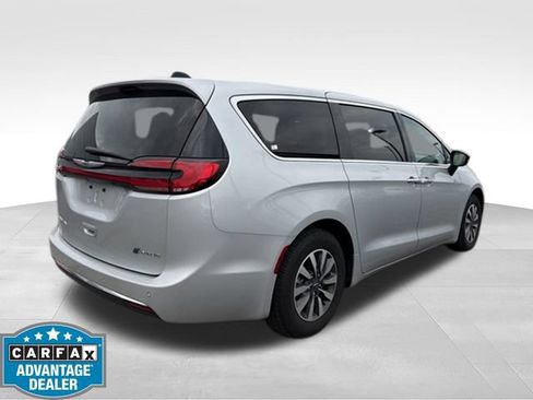 Used 2024 Chrysler Pacifica Limited FWD image 4