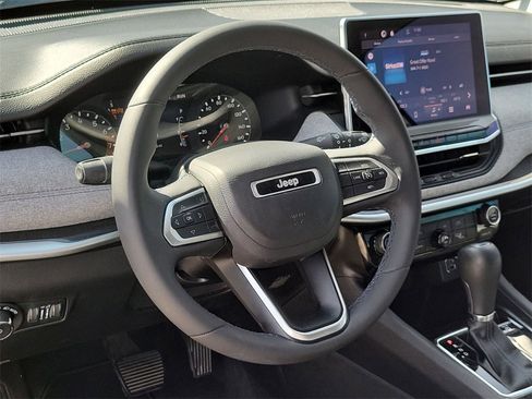 Used 2022 Jeep Compass Latitude image 11