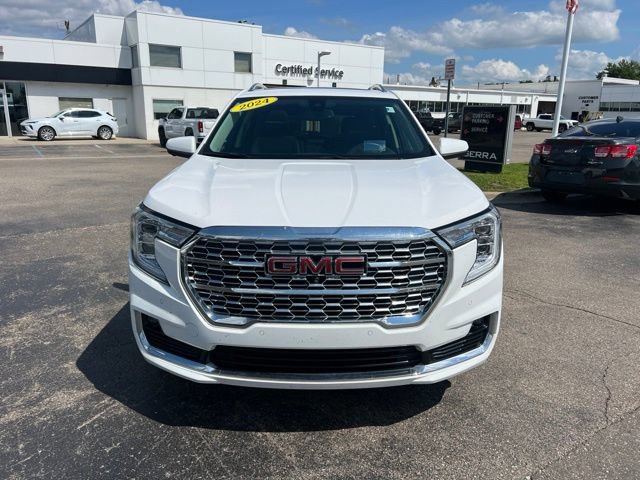 Used 2024 GMC Terrain Denali w/ Denali Premium Package AWD/4WD image 2