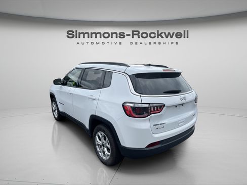 Used 2025 Jeep Compass Latitude w/ Sun & Sound Group AWD/4WD image 3