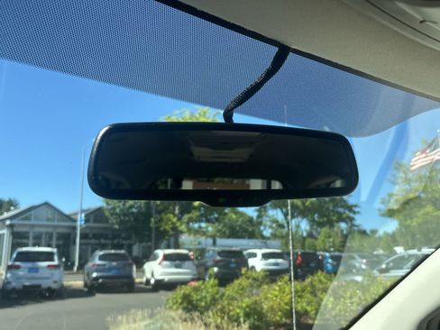 Used 2015 Chrysler Town & Country Touring FWD image 27