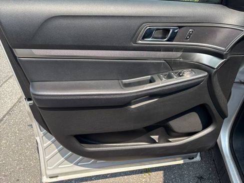 Used 2018 Ford Explorer XLT AWD/4WD image 16
