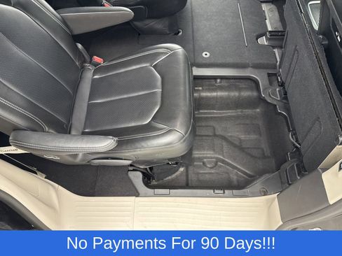 Used 2023 Chrysler Pacifica Touring-L FWD image 38