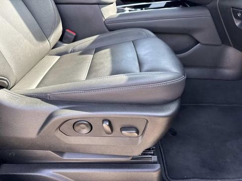 Used 2025 Chevrolet Suburban Z71 image 31