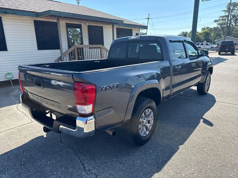 Used 2017 Toyota Tacoma SR5 image 8