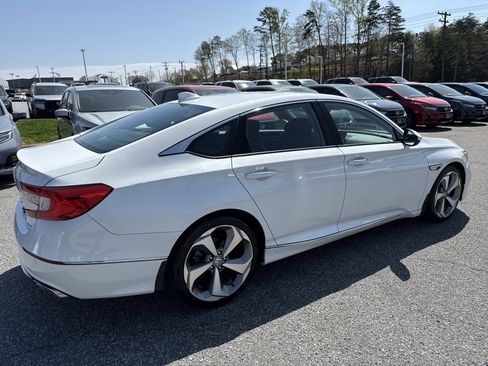 Used 2018 Honda Accord Touring image 10