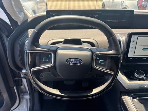Used 2025 Ford Expedition Platinum AWD/4WD image 16