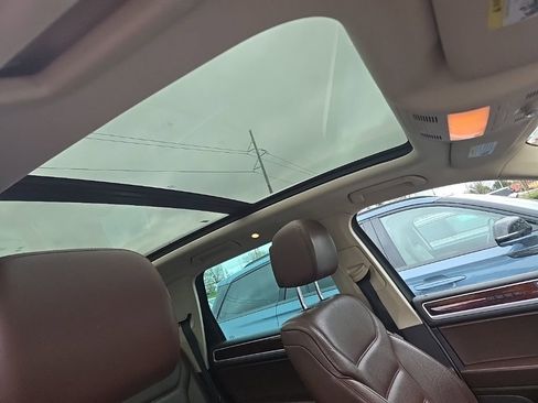 Used 2013 Volkswagen Touareg VR6 image 3