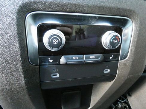 Used 2023 GMC Yukon SLT w/ SLT Premium Package image 21