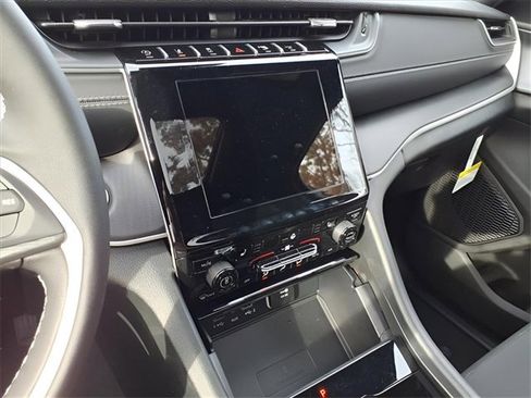 New 2025 Jeep Grand Cherokee Laredo X w/ Luxury Tech Group I image 19