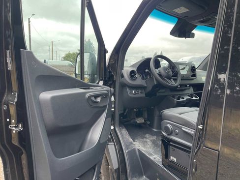 Used 2024 Mercedes-Benz Sprinter 2500 image 19