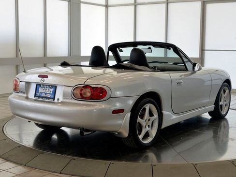 Used 2003 MAZDA MX-5 Miata RWD image 8