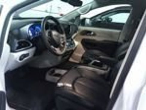 Used 2024 Chrysler Pacifica Touring-L FWD image 11