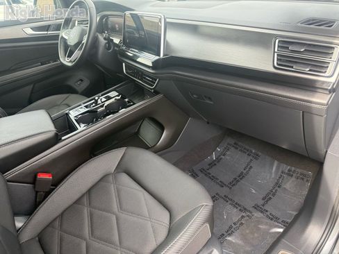 Used 2025 Volkswagen Atlas Cross Sport SE image 28