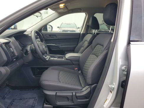 Used 2024 Nissan Pathfinder S image 10