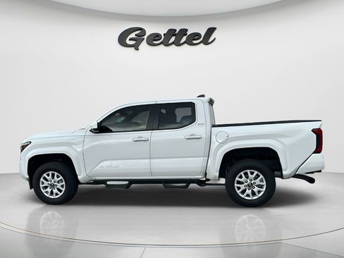 Used 2024 Toyota Tacoma SR5 AWD/4WD image 8