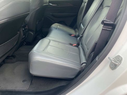 Used 2023 Jeep Grand Cherokee Laredo AWD/4WD image 19