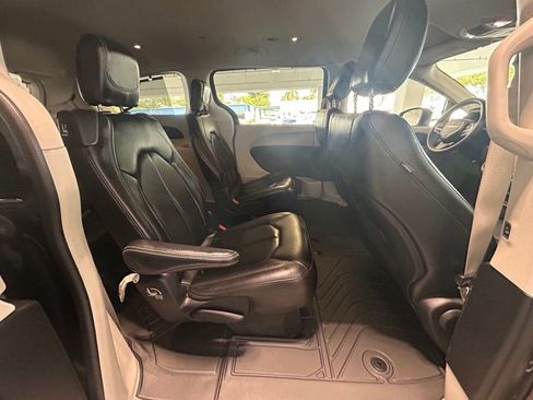 Used 2022 Chrysler Pacifica Touring-L image 28