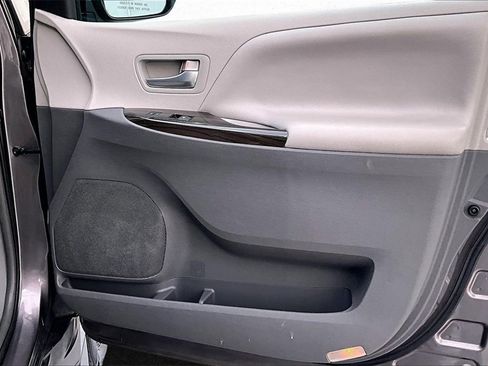 Used 2015 Toyota Sienna XLE MOBILITY VAN image 28