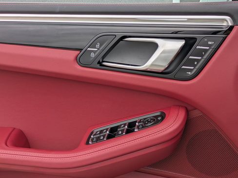 Certified 2025 Porsche Macan AWD/4WD image 13