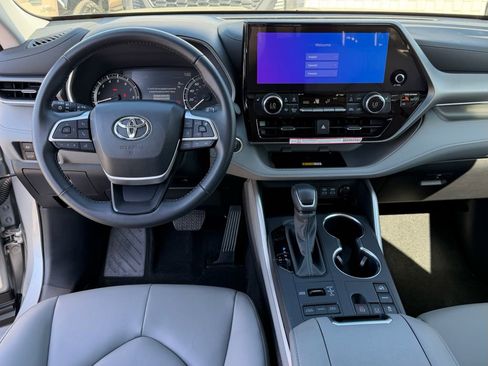 Certified 2024 Toyota Highlander XLE image 29
