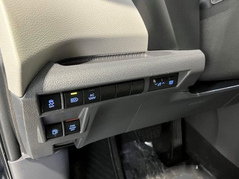 Used 2023 Toyota Sienna Limited image 39