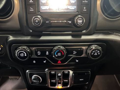 Used 2018 Jeep Wrangler Unlimited Sport S AWD/4WD image 3