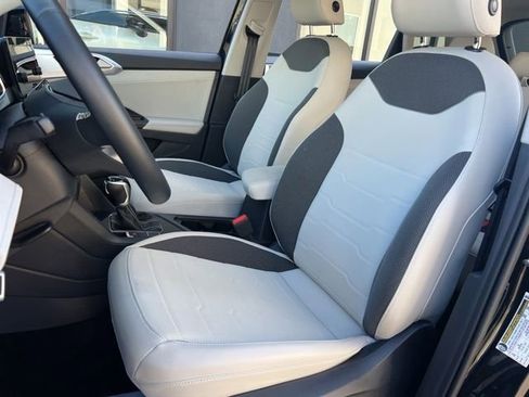 Certified 2025 Volkswagen Taos SE image 31