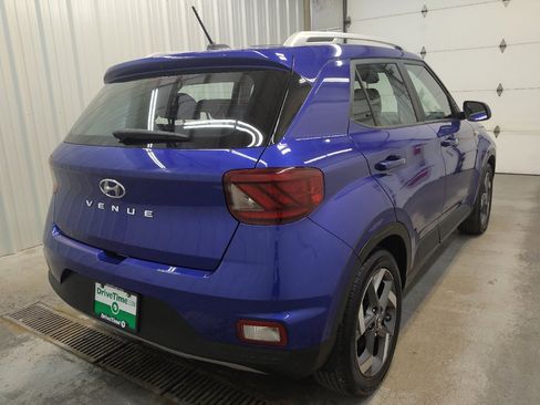 Used 2025 Hyundai Venue Limited FWD image 9