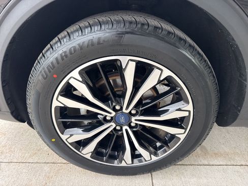 Certified 2022 Ford Escape SEL w/ SEL Stealth AWD Package image 16