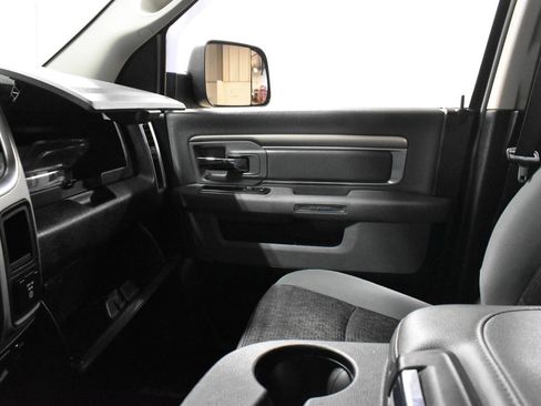 Used 2017 RAM 1500 Classic SLT AWD/4WD image 18