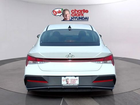 New 2026 Hyundai Elantra SE FWD image 4