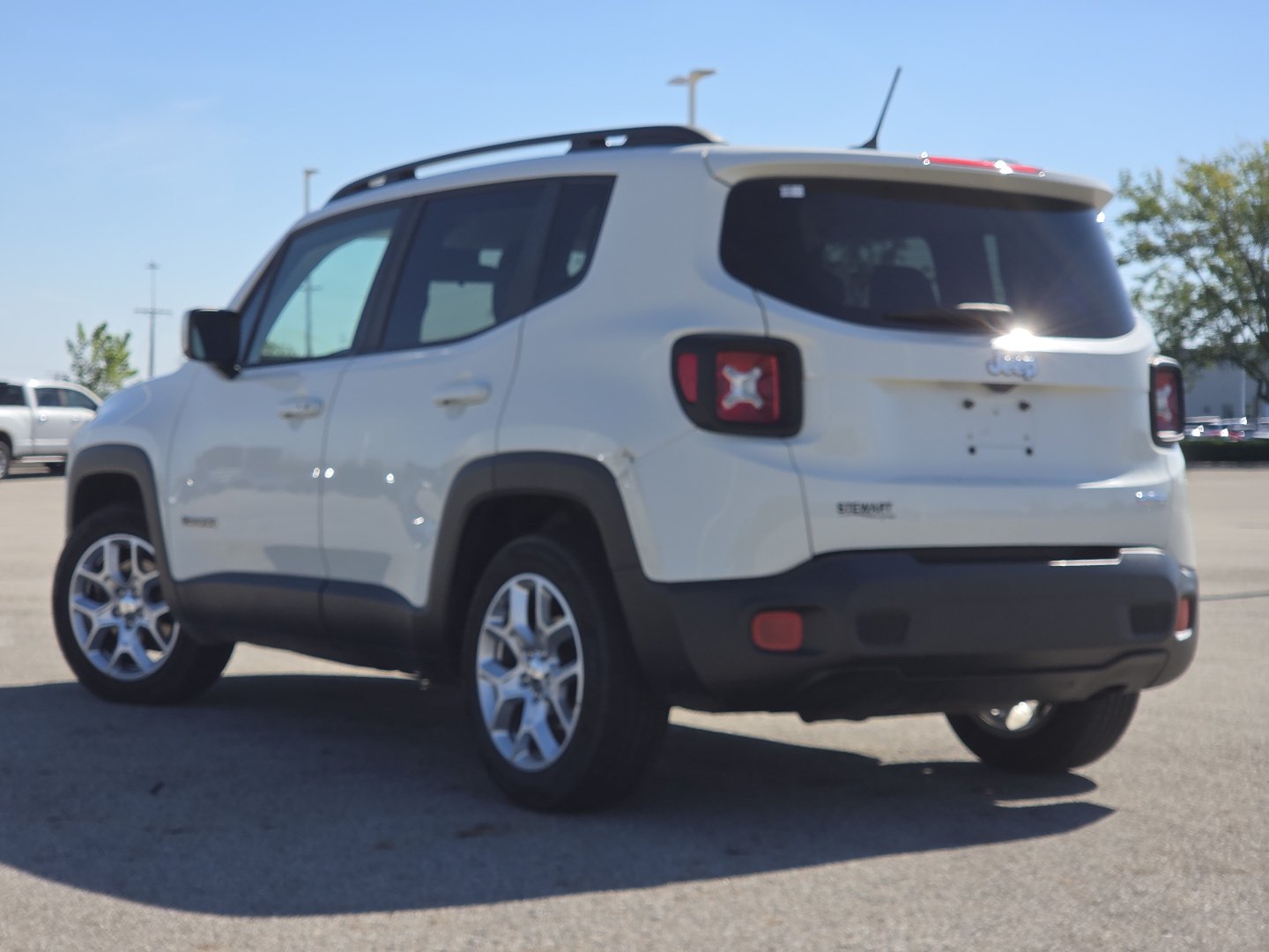 Used 2017 Jeep Renegade Latitude FWD image 14