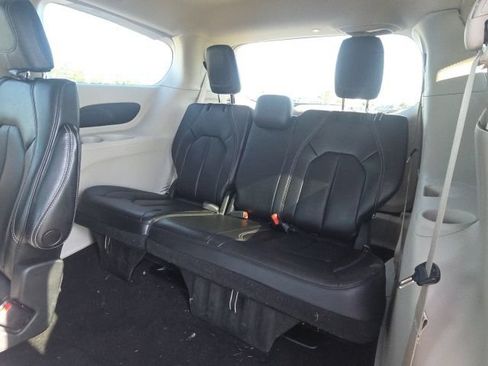 Used 2023 Chrysler Pacifica Touring-L FWD image 17