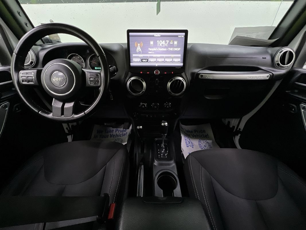 Used 2017 Jeep Wrangler Unlimited Sahara w/ Connectivity Group AWD/4WD image 17