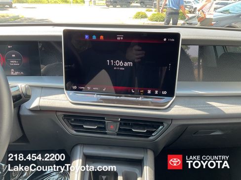 Used 2026 Volkswagen Tiguan SE AWD/4WD image 19