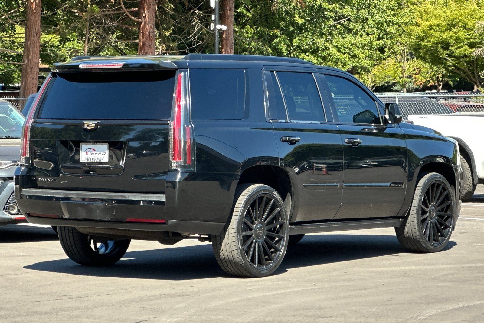Used 2016 Cadillac Escalade Premium RWD image 4